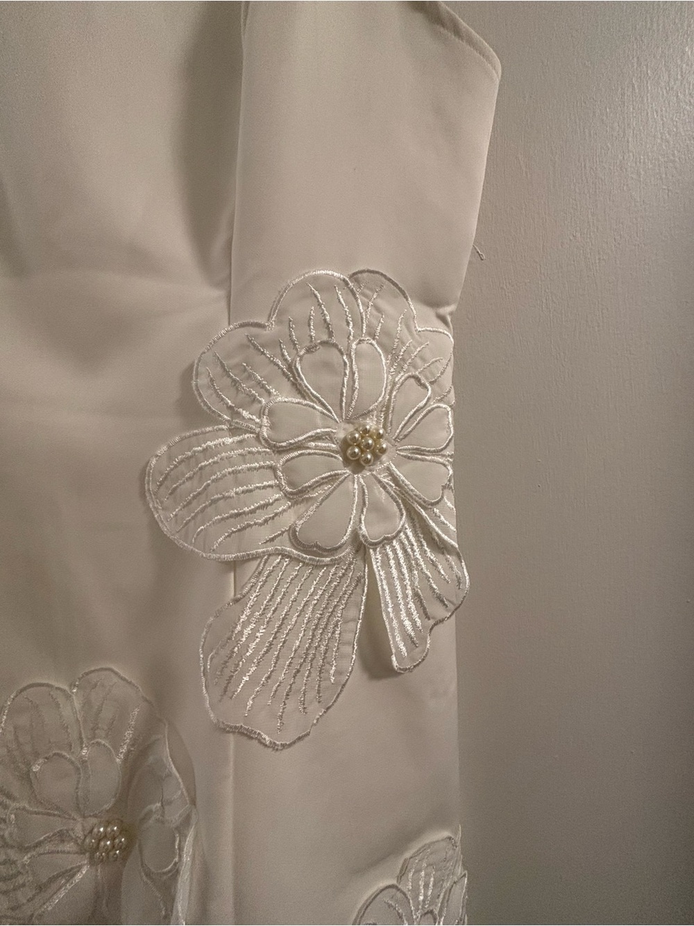 Sleeveless White Floral Appliqué Sheath Dress - Picture 2 of 3